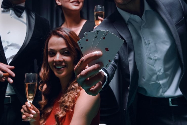 Tampilan blackjack langsung dengan dealer dan pemain di meja kasino studio nagaempayer